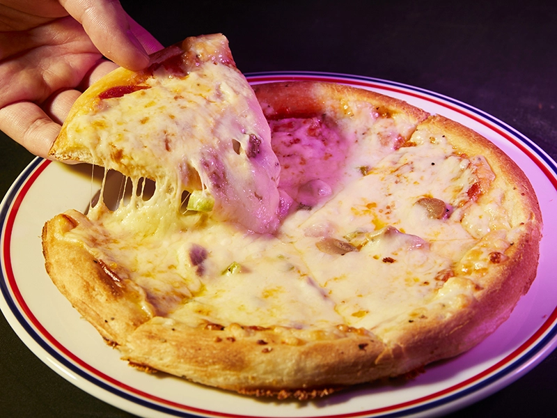 昔ながらのチーズたっぷりミックスピザ