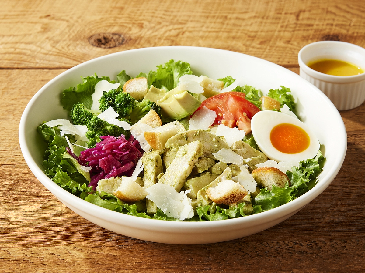 たんぱく質が摂れる バジルチキンとアボカドのサラダ